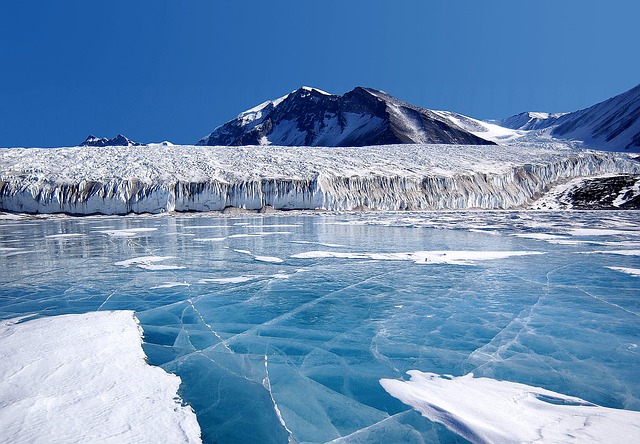 Stora isblock ute vid Arktis