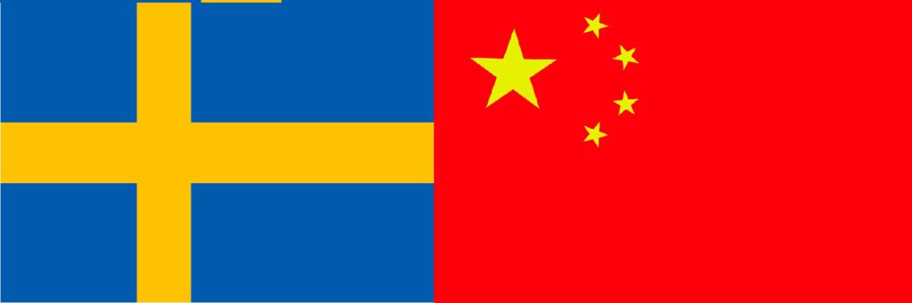 En svensk flagga bredvid en kinesisk flagga.