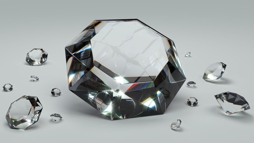 En stor diamant och flera små. De är genomskinliga och gnistrar i ljuset.