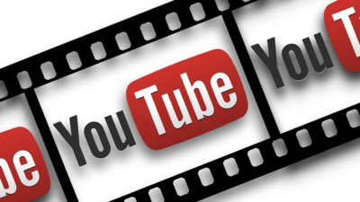 En filmstrip går snett över bilden. I varje ruta syns Youtubes logga. Den säger Youtube med en röd fyrkant runt "Tube".