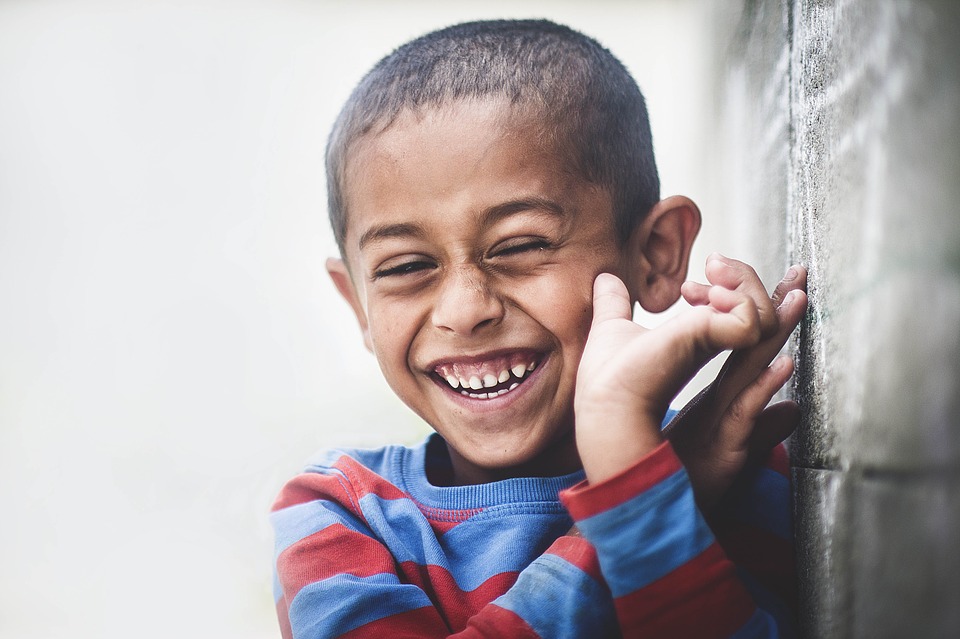 En pojke med ett stort leende.