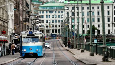 En blå-vit spårvagn åker i Göteborg