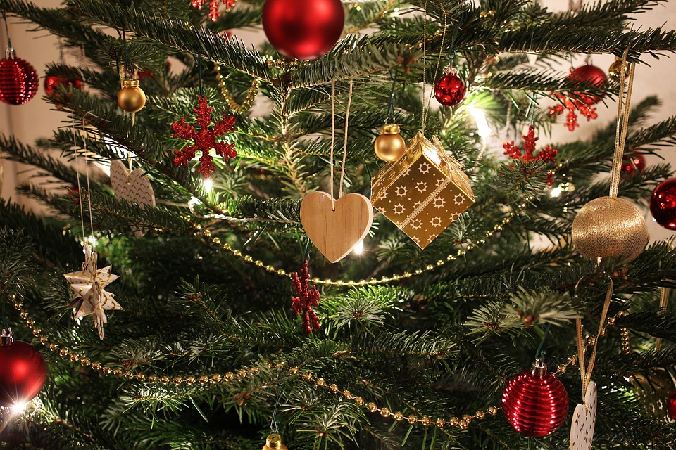 En julgran med röda och guldfärgade dekorationer
