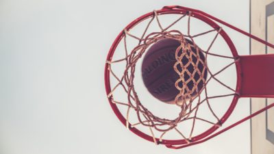 En basketkorg med en basketboll i