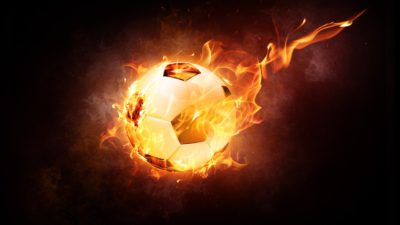 En brinnande fotboll som flyger genom luften.