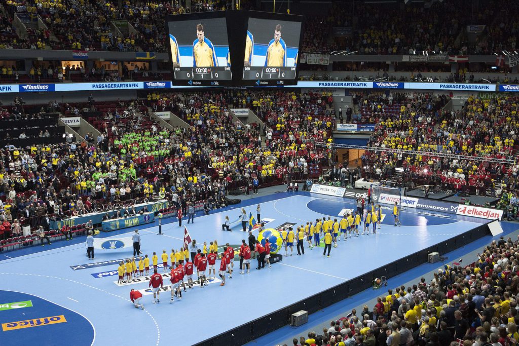 Handbolls-VM år 2011 mellan Sverige och Danmark. Båda lagen står på en blå handbollsplan