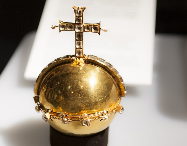 Bild på riksäpplet som är ett klot av guld med ett utstickande kors på.