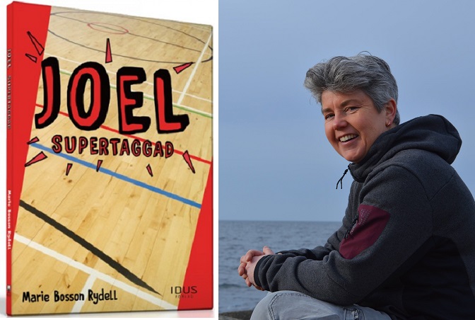 En bild på boken och en på författaren. På bokens omslag är det ett golv i en idrottshall. Författaren ser ut att vara runt 50-60 år. Hon har grått hår, en hoodie på sig och sitter vid havet. Hon ser glad ut.