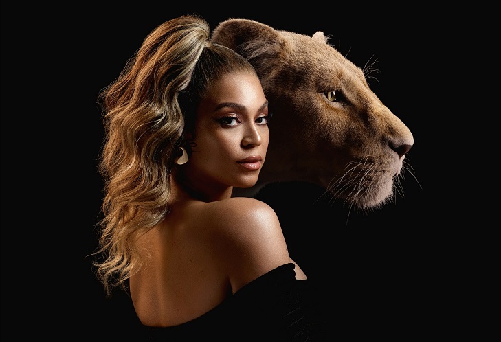 Beyonce står med ryggen till hälften vänd mot kameran. Hon ser väldigt snygg ut i svagt ljussken och med en tofs högt upp på huvudet. Bakom henne syns det animerade lejon som hon gör rösten till.