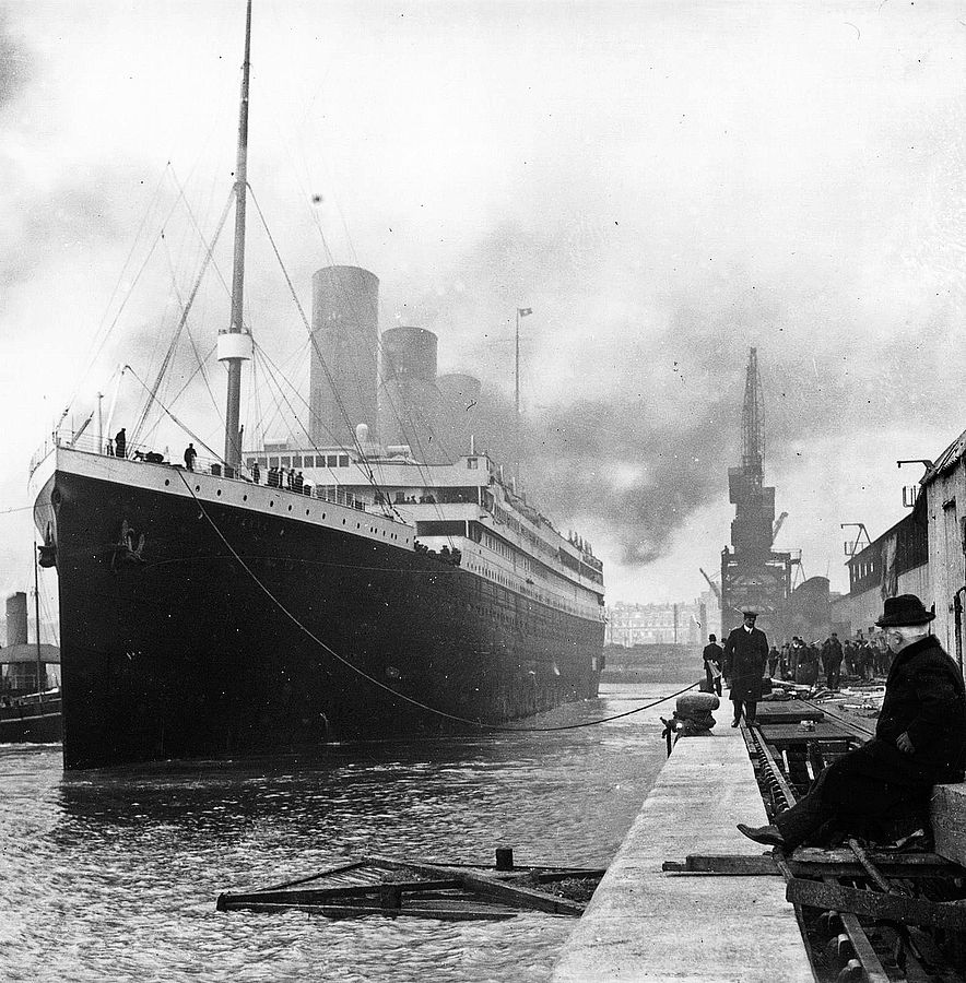 En svartvit bild på Titanic i hamnen