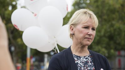 Margot Wallström står framför vita och röda Socialdemokrat-ballonger