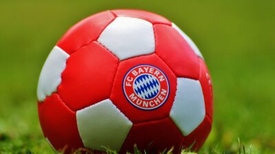 En fotboll med Bayern Münchens logga på