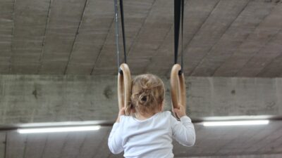 Ett barn som tränar gymnastik