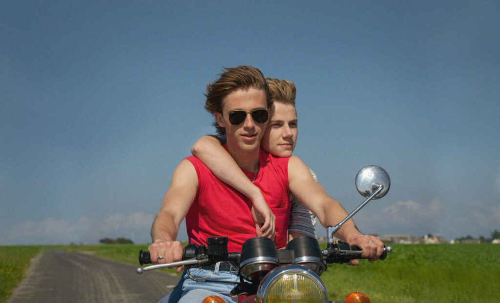 Två killar som åker motorcykel