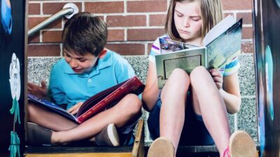 Två barn som läser böcker