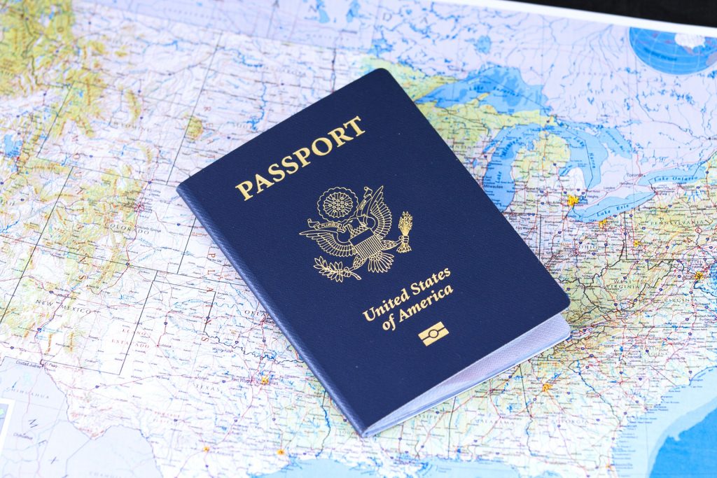 Ett amerikanskt pass på en karta.