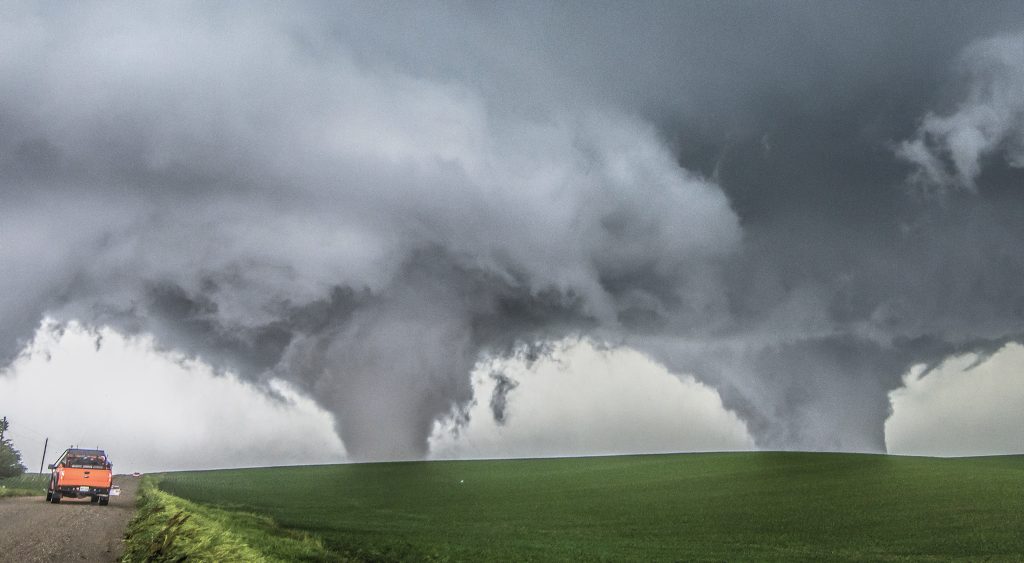 En tornado på ett fält.