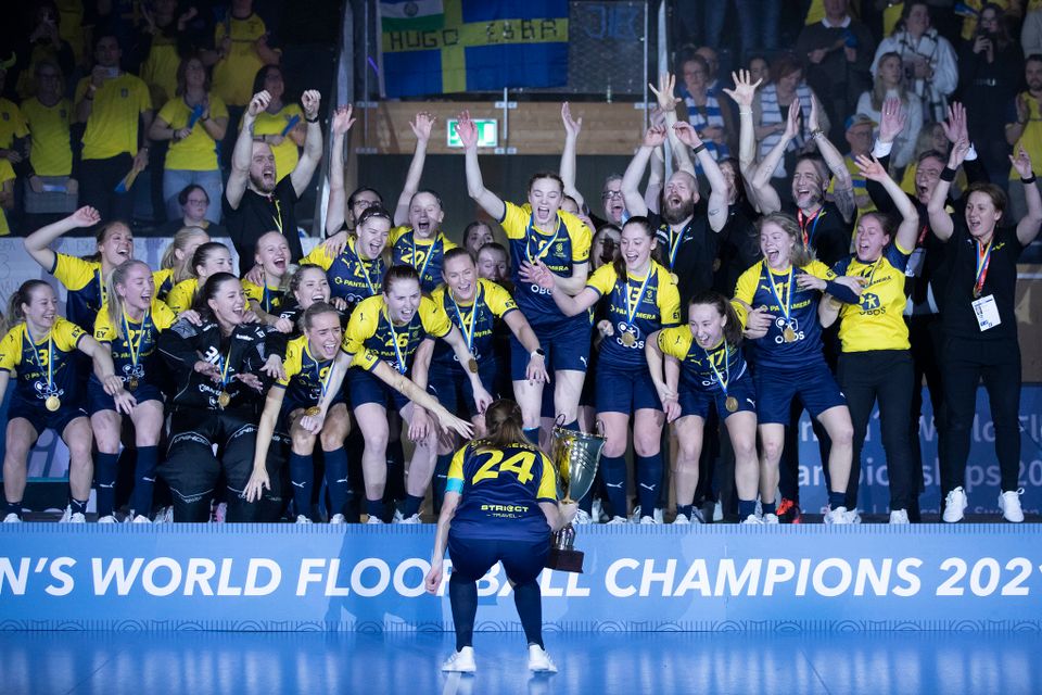 Det svenska damlandslaget i innebandy firar vinsten och VM-guldet.