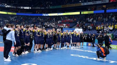 Det svenska landslaget står på rad och tar emot publikens hyllningar