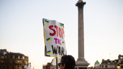 Människor protesterar mot kriget.