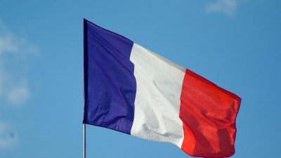 En fransk flagga rör sig i vinden