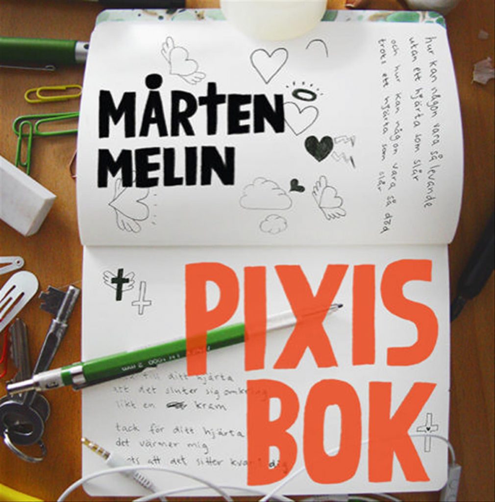 Omslaget till Pixis bok. Foto på en anteckningsbok samt en penna.