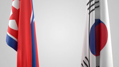 Nordkoreas och Sydkoreas flaggor hänger bredvid varandra.