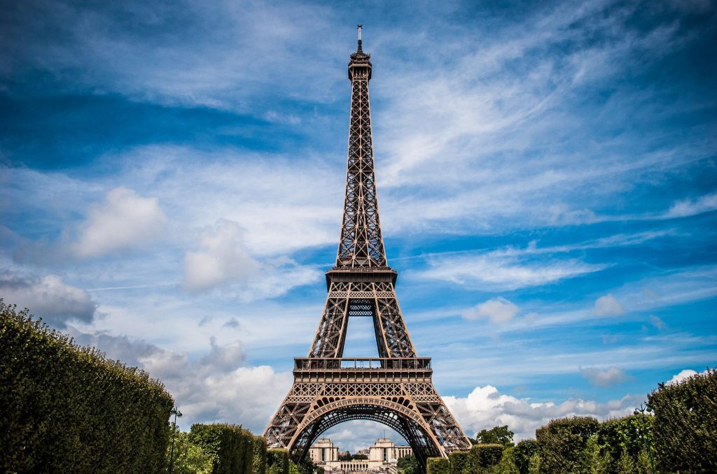 En bild på Eiffeltornet i Paris.
